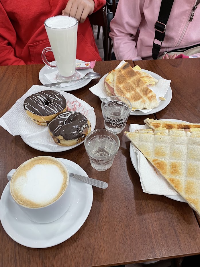 Café con leche, donas y tostados