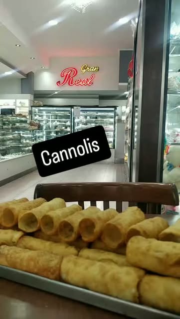 Bandeja de cannoli frente al salón de La Gran Real
