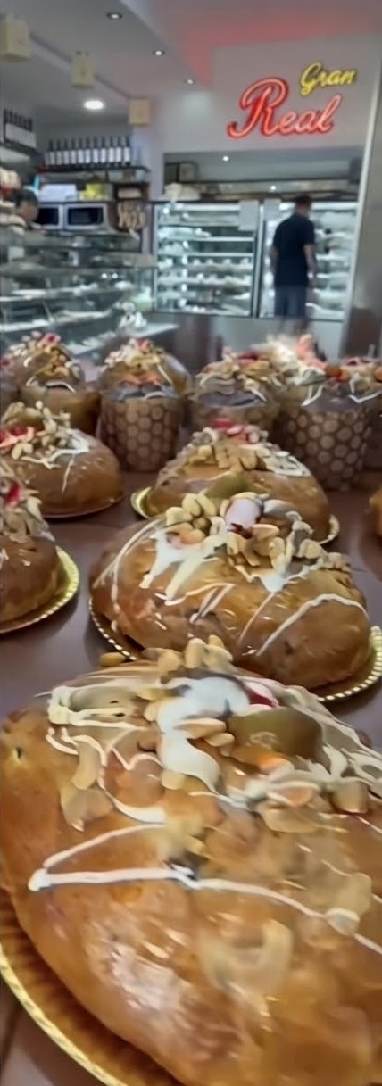 Pan dulce con almendras y glaseado en la vitrina de La Gran Real